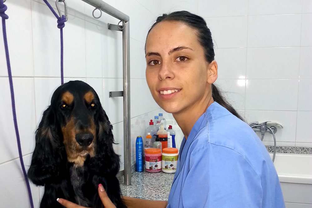 Lorena, Auxiliar y peluquera de la clínica veterinaria Bitxos